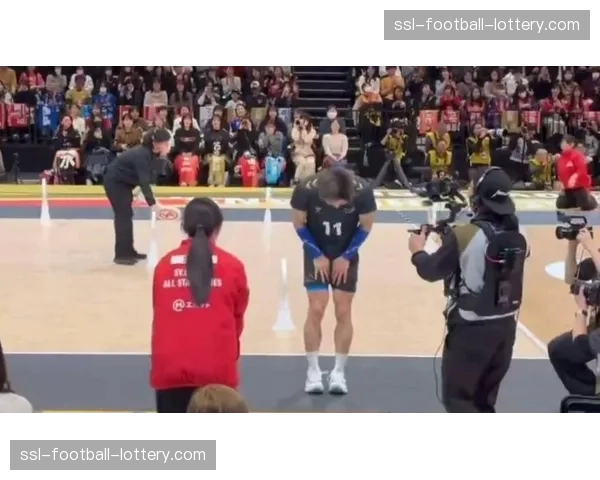 美国男排主攻安德森社交媒体宣布第三个孩子出生,将短暂离队 美国男排主攻安德森社交媒体宣布第三个孩子出生,将短暂离队