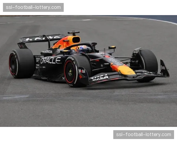 F1沙特大奖赛正赛：维斯塔潘杆位发车夺冠，周冠宇收获积分